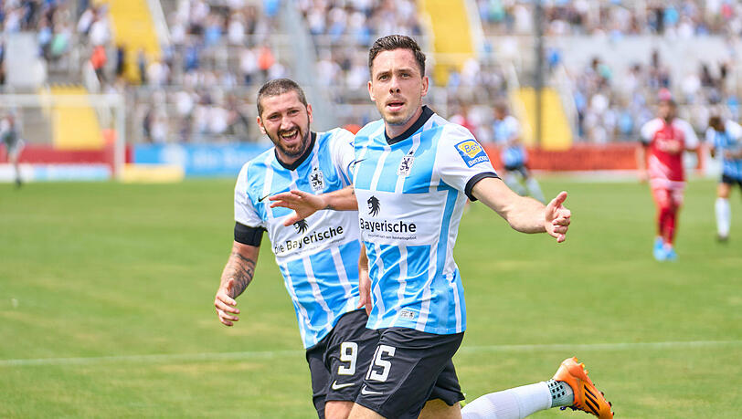 Liefen zu Saisonbeginn noch gemeinsam für den TSV 1860 auf: Sascha Mölders (l.) und Marcel Bär. Liefen zu Saisonbeginn noch gemeinsam für den TSV 1860 auf: Sascha Mölders (l.) und Marcel Bär.