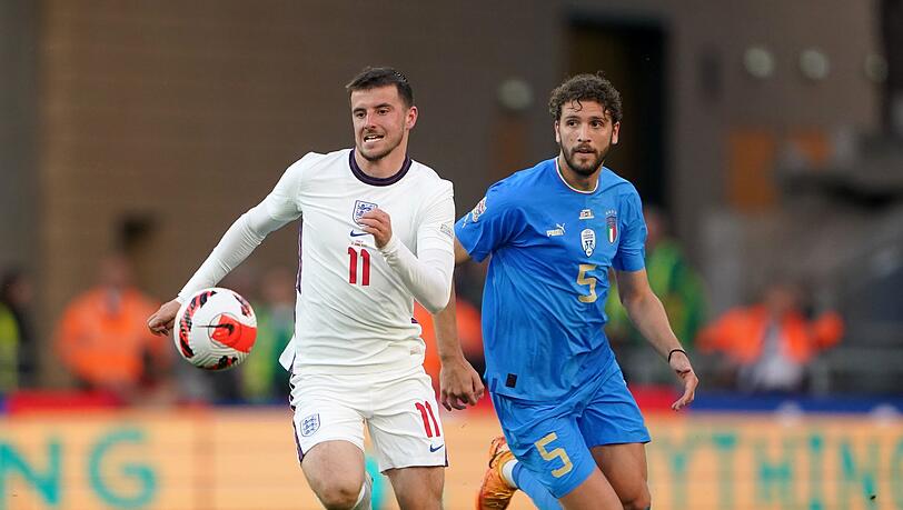 Englands Mason Mount (l) im Laufduell mit Italiens Manuel Locatelli.