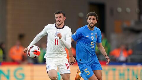 Englands Mason Mount (l) im Laufduell mit Italiens Manuel Locatelli.