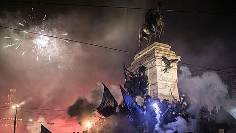Fans von Inter Mailand feiern die Meisterschaft auf der Piazza Duomo.