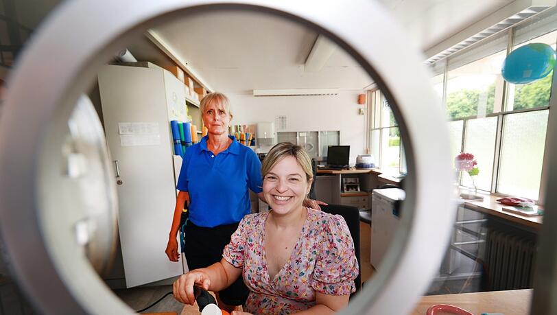 Grünen-Politikerin Katharina Schulze an der Kasse im Ungererbad.