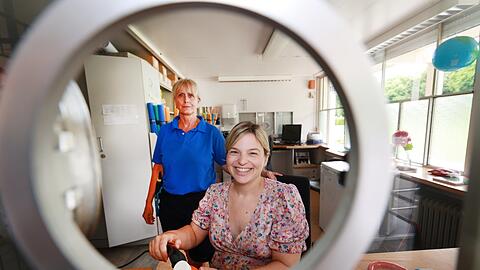 Grünen-Politikerin Katharina Schulze an der Kasse im Ungererbad.