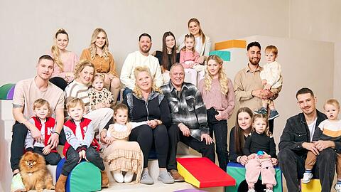 Silvia Wollny (Mitte, sitzend) mit einem Teil ihrer Gro&szlig;familie.