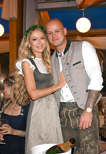 Jenny Elvers und Sohn Paul Jolig: Bei beiden gibt es nichts auszusetzen. Ton in Ton als Familie und perfekt moderne Tracht gewählt. Ich finde, beide sahen beim WiesnBummel von Cathy Hummels fesch aus. Jenny Elvers und Sohn Paul Jolig: Bei beiden gibt es nichts auszusetzen. Ton in Ton als Familie und perfekt moderne Tracht gewählt. Ich finde, beide sahen beim WiesnBummel von Cathy Hummels fesch aus.