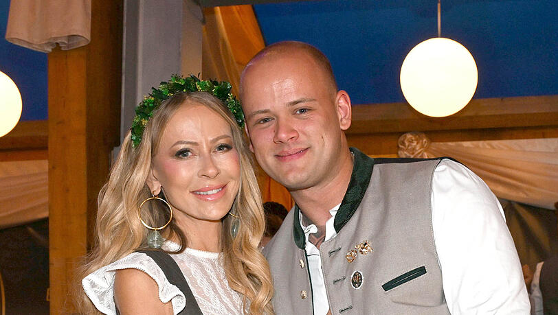 Jenny Elvers und Sohn Paul Jolig: Bei beiden gibt es nichts auszusetzen. Ton in Ton als Familie und perfekt moderne Tracht gew&auml;hlt. Ich finde, beide sahen beim WiesnBummel von Cathy Hummels fesch aus.