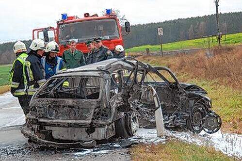 Der BMW brannte völlig aus.