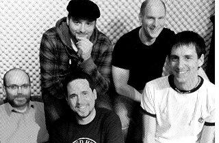 Auf der Bühne fühlen sie sich wie zuhause: die fünf Herren der Nürnberger Rock-Gruppe &bdquo;Syntonize&ldquo;.