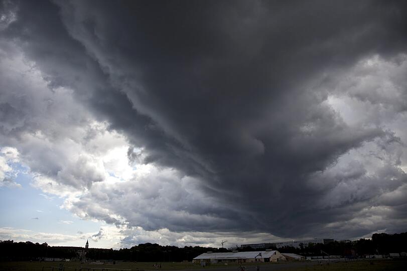 Regen und Wind hatten den Blumentopf in Schwabing vom Balkon geweht. Im Bild: Eine dunkle Gewitterwolke zieht am Dienstag (09.08.11) in München über die Theresienwiese hinweg.