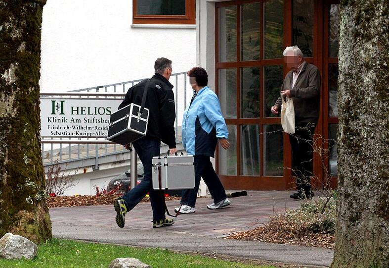 Bei den Suchmaßnahmen am Vortag sei eine Tasche gefunden worden. Es sei noch nicht klar, ob das Fundstück im Bezug zu der Tat steht, teilte die Polizei in Kempten mit.