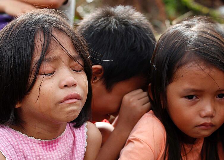 Die Menschen auf den Philippinen stehen vor dem Nichts. Und die Schreckensnachrichten von neuen Stürmen hören nicht auf. Plünderungen sind an der Tagesordnung. Die Menschen kämpfen ums pure Überleben - und gegen Plünderungen.