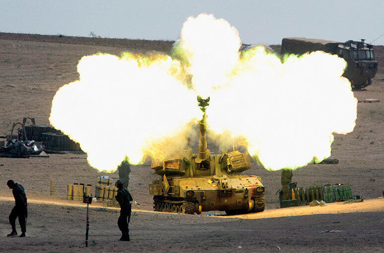 Ein israelischer Panzer feuert in Richtung Gazastreifen. Die Kämpfe gehen unerbittlich weiter.