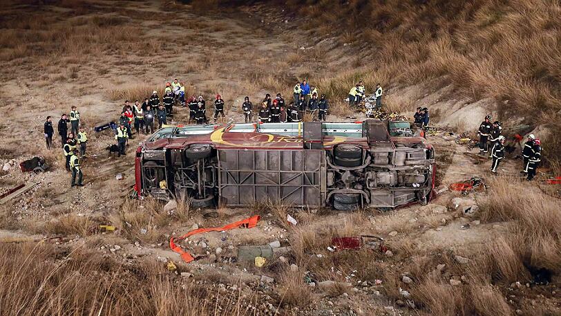 Bild des Grauens: Hilfskräfte bilden einen Kreis um den Bus, in dem 14 Menschen gestorben sind.