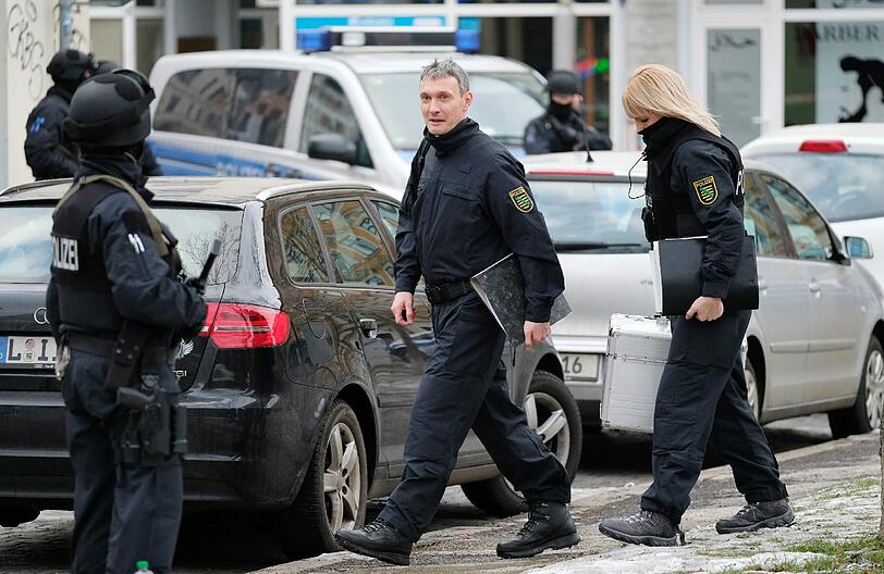 Die Polizei durchsuchte in Leipzig mehrere Gebäude. Wie der Sprecher des federführenden Landeskriminalamtes sagte, ging es unter anderem um Verstöße gegen das Waffengesetz sowie Steuerhinterziehung.