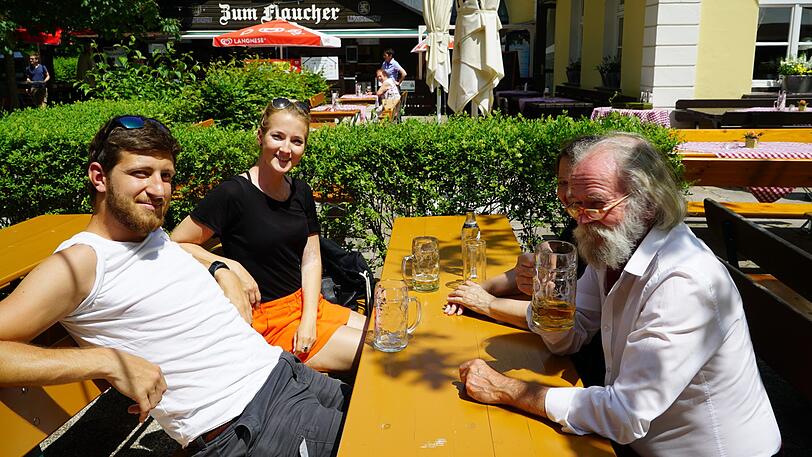 Die Münchner Biergärten sind bei diesem Wetter immer ein sehr beliebter Ort für eine gemütliche Mass Bier.