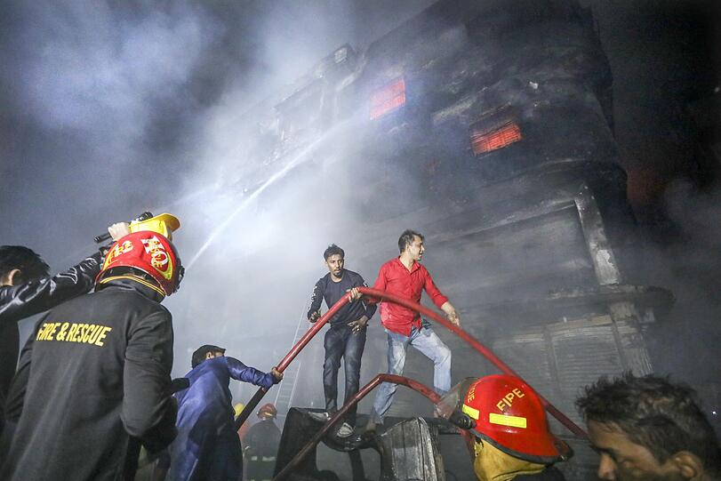 Bei dem Großbrand wurden mehrere Dutzend Menschen getötet.