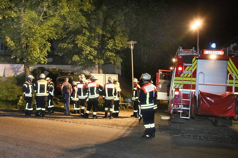 Der 25-Jährige war zunächst in seinem Fahrzeug eingeklemmt und kam dann mit schweren Verletzungen ins Krankenhaus Erding.