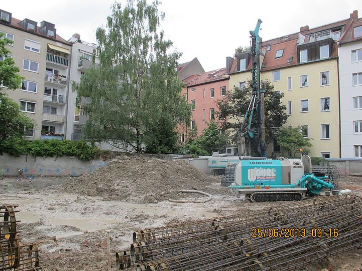 Die Arbeiten zur Erstellung der Baugrube.