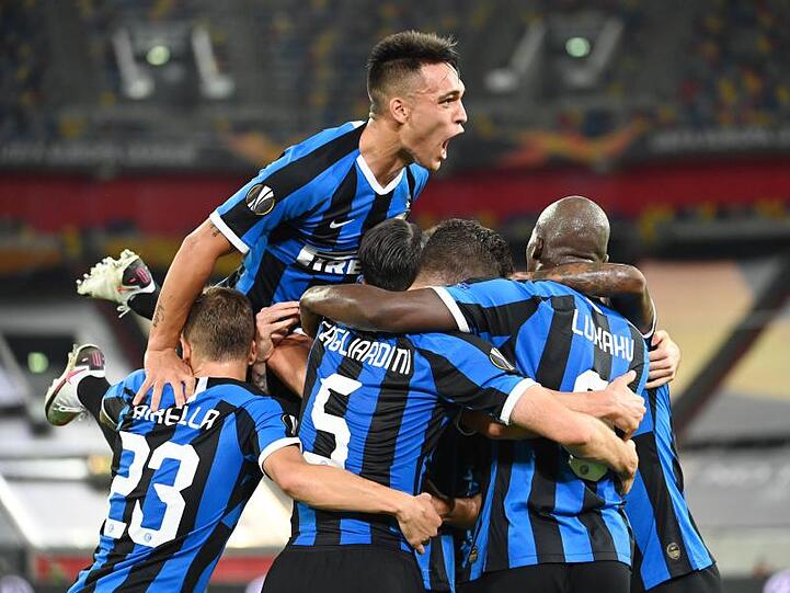 Die Spieler von Inter Mailand feiern einen weiteren Treffer gegen Schachtjor Donezk.