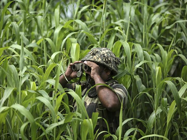 Ein Soldat der Indian Border Security Force (BSF) hält Wache in der Nähe der indisch-pakistanischen Grenze bei Garkhal in Akhnoor, etwa 35 Kilometer westlich der indischen Stadt Jammu.