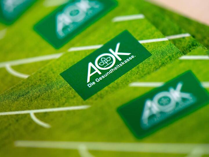 In einer neuen Niederlassung der AOK Plus liegt Werbematerial der Krankenkasse aus. Foto: Arno Burgi/Archivbild