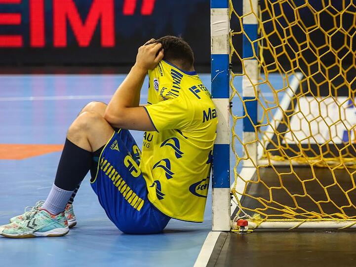 Gummersbachs Ivan Martinovic sitzt nach Spielende und dem feststehenden Abstieg niedergeschlagen am Tor.