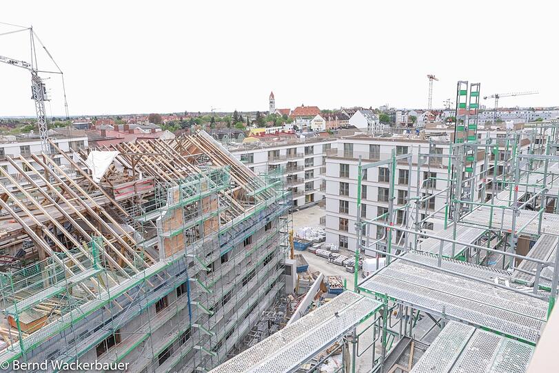 Großbaustelle in Pasing: Der Dachstuhl der denkmalgeschützten Kuvertfabrik wird erneuert. Drumherum wird in fünf neugebauten Häusern gewerkelt.