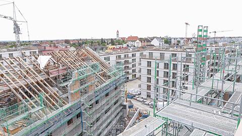 Großbaustelle in Pasing: Der Dachstuhl der denkmalgeschützten Kuvertfabrik wird erneuert. Drumherum wird in fünf neugebauten Häusern gewerkelt.