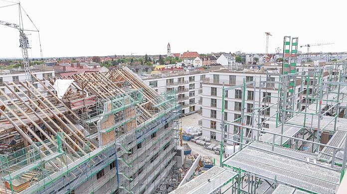 Großbaustelle in Pasing: Der Dachstuhl der denkmalgeschützten Kuvertfabrik wird erneuert. Drumherum wird in fünf neugebauten Häusern gewerkelt.
