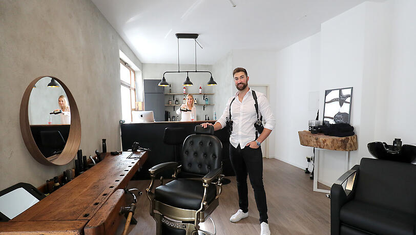 "Jeder wollte schon mal eine Bar aufmachen", sagt Frederic Lang. "Da ich meinen alten Job behalten wollte, habe ich Bar und Barbershop kombiniert." "Jeder wollte schon mal eine Bar aufmachen", sagt Frederic Lang. "Da ich meinen alten Job behalten wollte, habe ich Bar und Barbershop kombiniert."