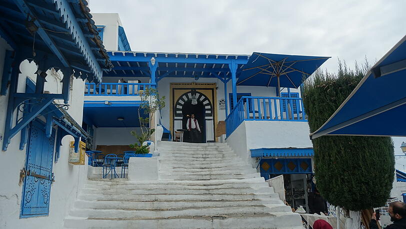 Das maurische Café des Nattes in Sidi Bou Said bei Tunis malte schon August Macke, als er 1914 mit Paul Klee und Louis Moilliet die berühmt gewordene Reise nach Tunesien antrat. Das maurische Café des Nattes in Sidi Bou Said bei Tunis malte schon August Macke, als er 1914 mit Paul Klee und Louis Moilliet die berühmt gewordene Reise nach Tunesien antrat.