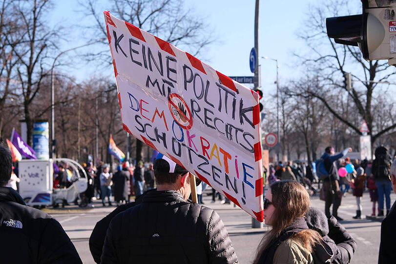 Demonstranten auf dem Weg zur Theresienwiese.