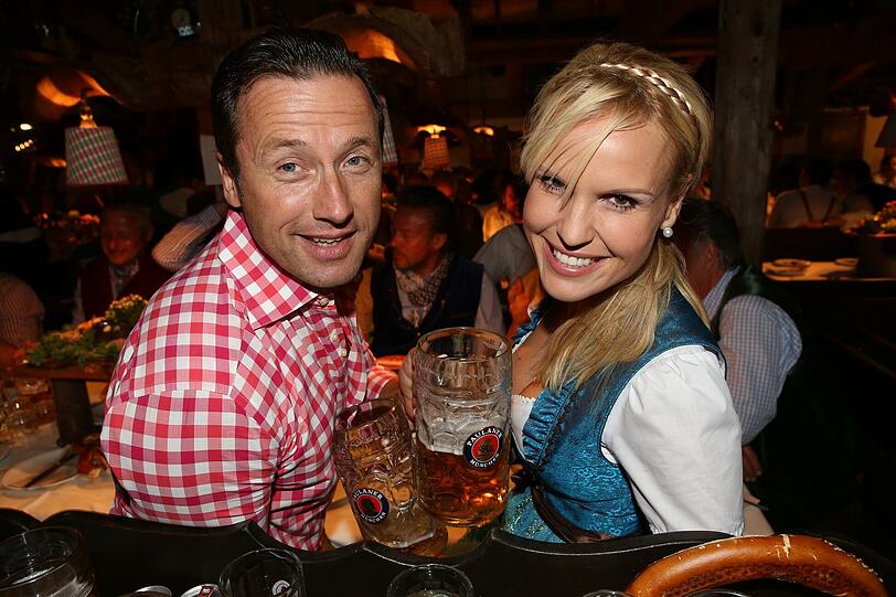 Norbert Dobeleit mit Ehefrau Tamara Sedmak im Käferzelt.