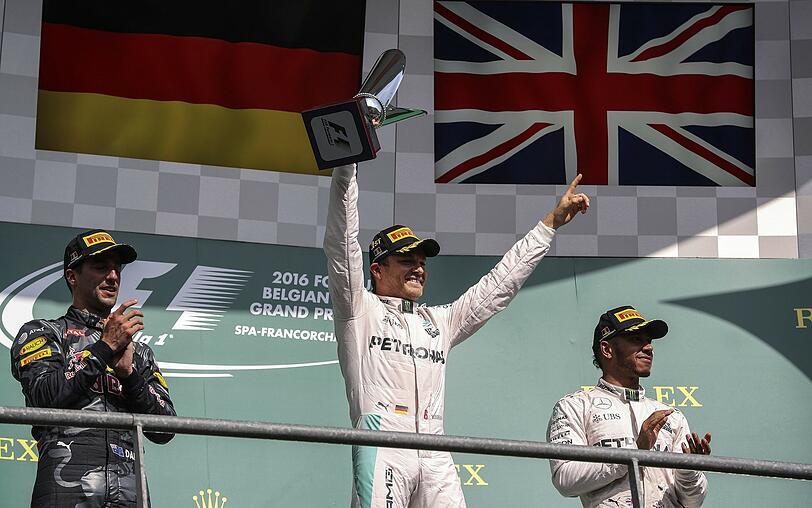 Nico Rosberg gewinnt das Rennen vor Daniel Ricciardo und seinem Teamkollegen Lewis Hamilton.