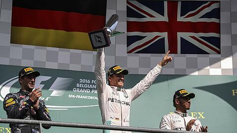 Nico Rosberg gewinnt das Rennen vor Daniel Ricciardo und seinem Teamkollegen Lewis Hamilton.