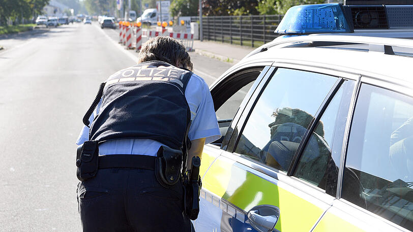 Polizeieinsatz vor dem "Club Grey" in Konstanz. In der Nacht hatte dort ein Täter Schüsse abgegeben.