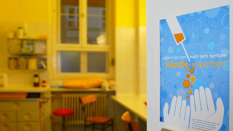 Ein Drogenkonsumraum in Berlin: "Vor dem Spritzen, nach dem Spritzen: Hände waschen" steht auf dem Plakat.