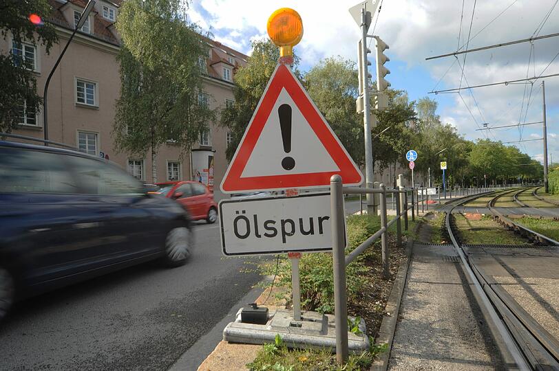 ... durch die Baldurstraße, Ecke Dachauer Straße. Die Feuerwehr stellte insgesamt 20 Warnschilder auf, vor allem an den Kreuzungen.
