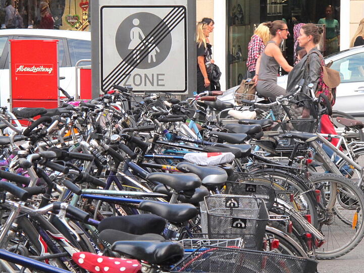 Auch Fundräder werden bei dem Flohmarkt an den Mann gebracht.