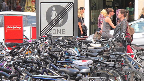 Auch Fundräder werden bei dem Flohmarkt an den Mann gebracht.