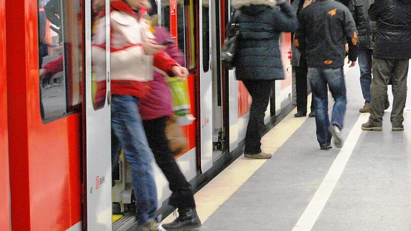 Beim Ein- und Aussteigen muss es manchmal schnell gehen. Weil jemand die Türen der S8 blockierte, kam es am Münchner Hauptbahnhof zum Streit.