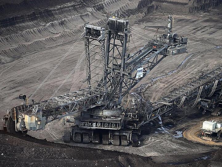 Ein Bagger von RWE schaufelt im Tagebau Inden Braunkohle.
