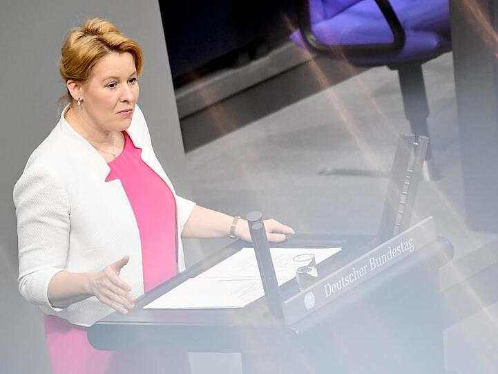 Familienministerin Franziska Giffey spricht im Bundestag.
