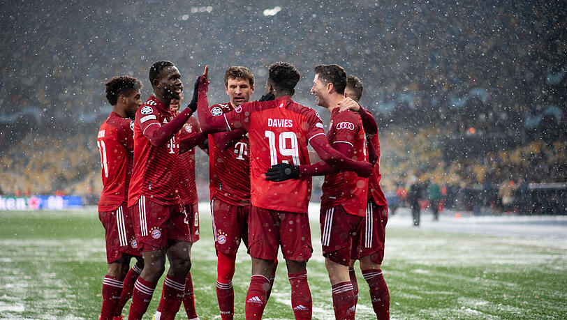Eiskalt in der Eiseskälte: Die Bayern um Alphonso Davies (m.) feiern den 2:1-Sieg in Champions League bei Dynamo Kiew. Eiskalt in der Eiseskälte: Die Bayern um Alphonso Davies (m.) feiern den 2:1-Sieg in Champions League bei Dynamo Kiew.
