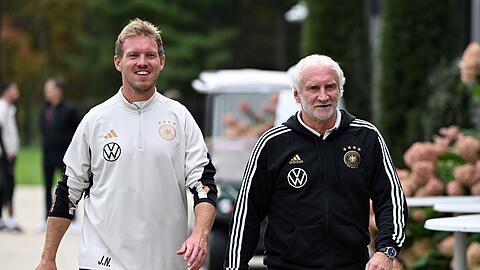 Bundestrainer Julian Nagelsmann (l) und Rudi Völler, DFB-Sportdirektor, nach dem Training.