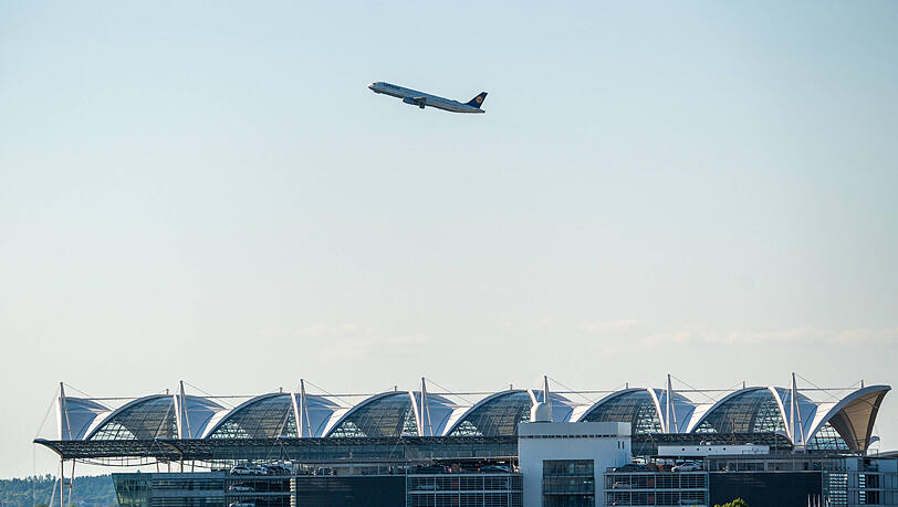 Wer ohne Vorab-Reservierung beim Münchner Flughafen eine Woche lang parken möchte, zahlt 245 Euro.