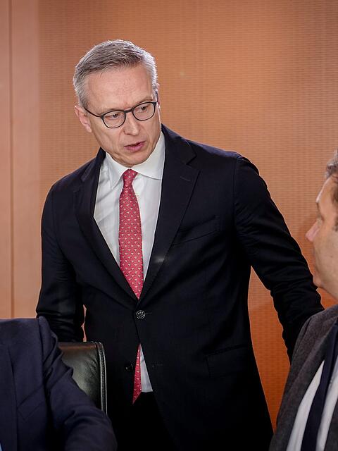 Digitalminister Karsten Wildberger (CDU, Mitte) soll die Fäden beim Thema Entbürokratisierung zusammenführen.