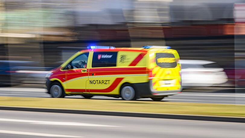 Der Pilot wurde nach der Bruchlandung ins Krankenhaus gebracht. (Symbolbild) Der Pilot wurde nach der Bruchlandung ins Krankenhaus gebracht. (Symbolbild)