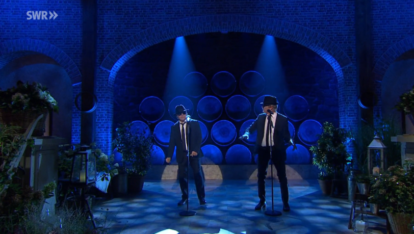 Wolfgang Lippert (74) und Andy Borg (65) performen gemeinsam den Klassiker "Erna kommt" im Blues-Brothers-Stil. Wolfgang Lippert (74) und Andy Borg (65) performen gemeinsam den Klassiker "Erna kommt" im Blues-Brothers-Stil.