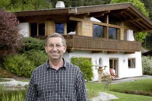 Der Österreicher Karl Rabeder aufgenommen vor seiner Villa in Telfs. Der 47-jährige Millionär hat sein Haus per Lotterie abgegeben.