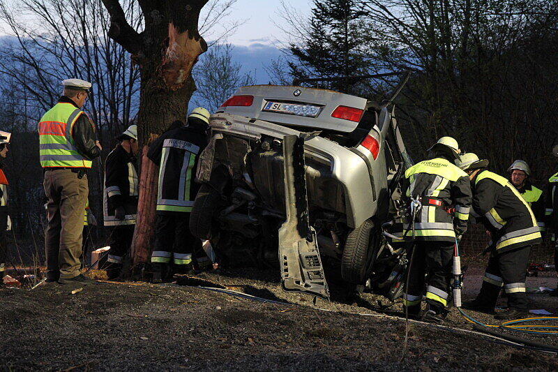 Ein 22 Jahre alter Autofahrer ist bei einem Überholmanöver nahe Saaldorf-Surheim im oberbayerischen Landkreis Berchtesgadener Land ums Leben gekommen.